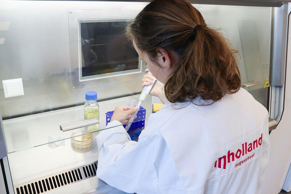 Interflow schenkt microbiologisch veiligheidskabinet aan Hogeschool Inholland