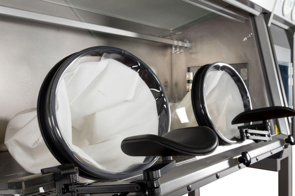 Isolator - Handschoenpoorten met armsteunvoorziening