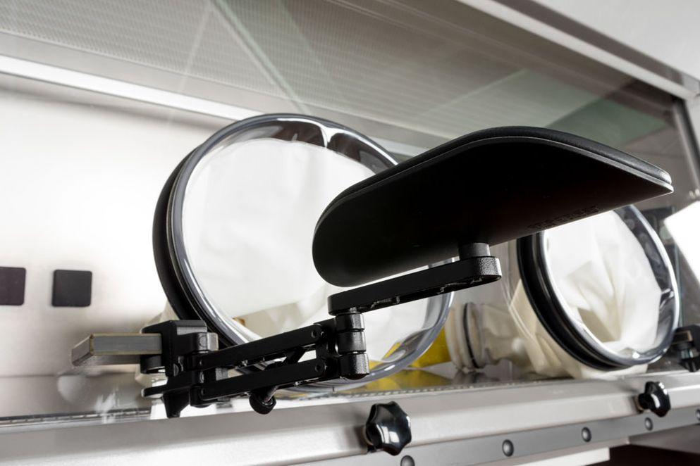 Isolator - Handschoenenpoort met armsteun